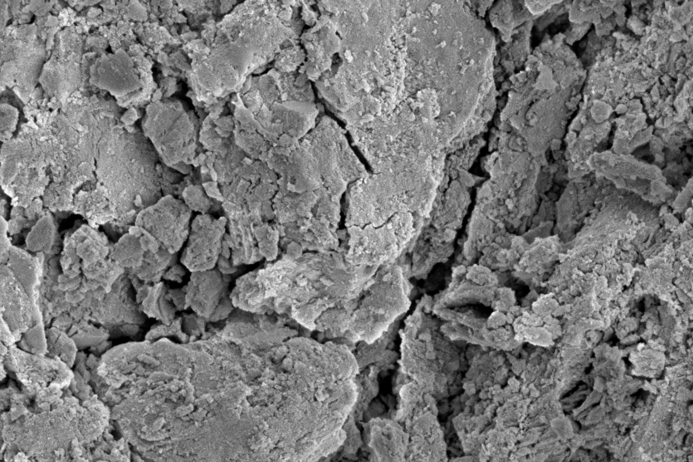 圖a 3kV拍攝試樣表面(掃描電鏡拍攝) 圖a 3kV拍攝試樣表面(掃描電鏡拍攝)