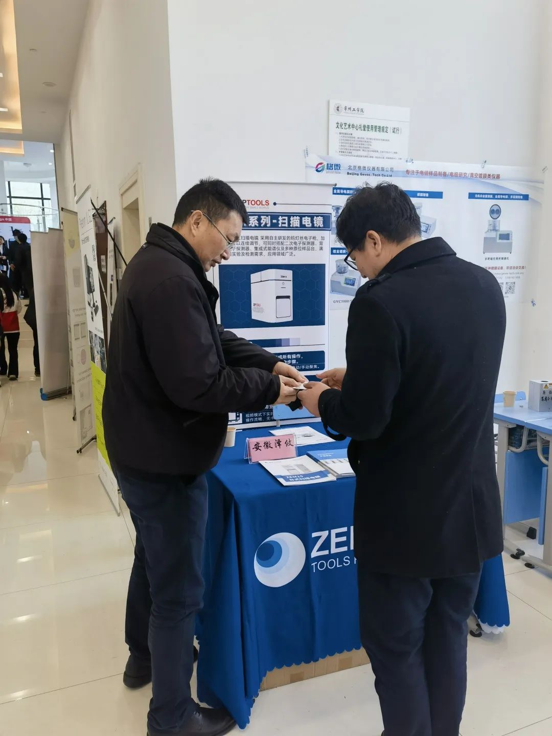 展示自主研發的臺式掃描電子顯微鏡系列產品 展示自主研發的臺式掃描電子顯微鏡系列產品